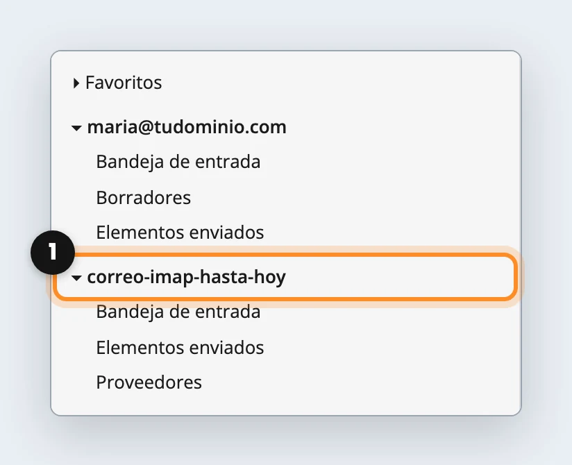 El panel de carpetas de Outlook con el archivo guardado abierto debajo de la cuenta